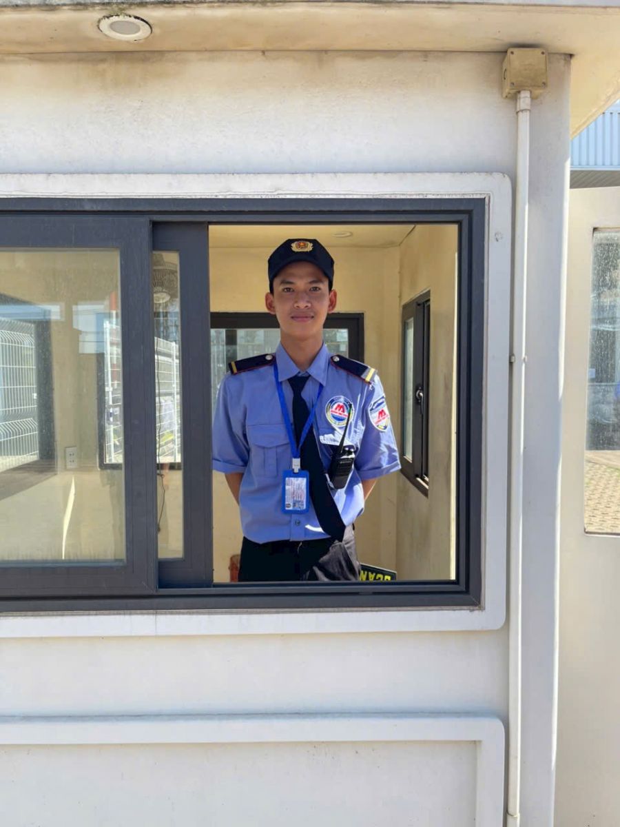 NỤ CƯỜI ANH NHÂN VIÊN BẢO VỆ TẠI MỤC TIÊU